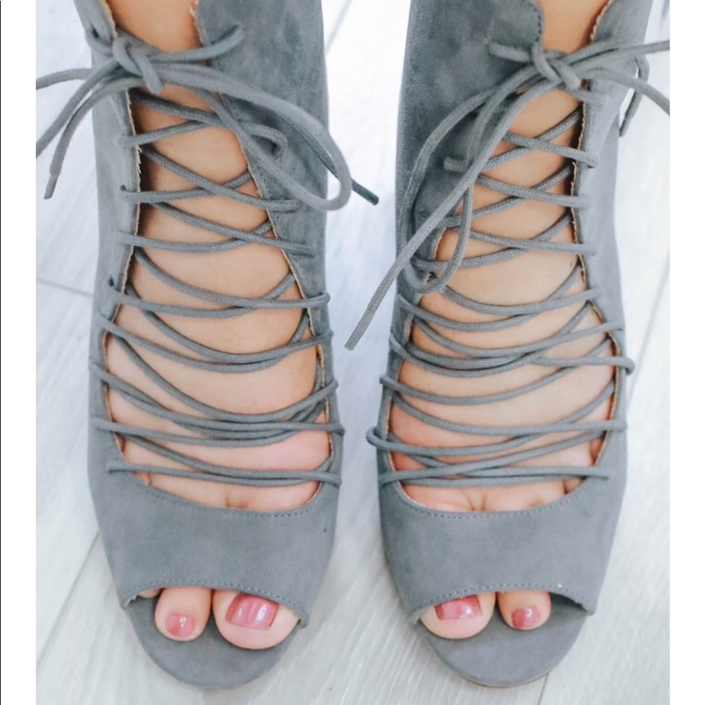 Size 6.5 🌸 gray laced up block heels vegan suede - Picture 6 of 6